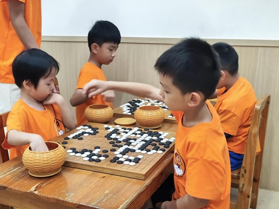 在棋盤上，執(zhí)掌風云變化的小棋手_副本.jpg