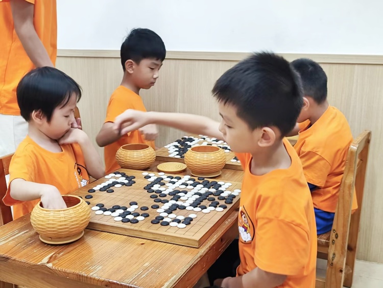 在棋盤上，執(zhí)掌風(fēng)云變化的小棋手_副本.jpg