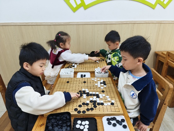 4、小棋手們兩兩對坐，眼神專注，正在認真的思考每一步落子呢_副本.jpg