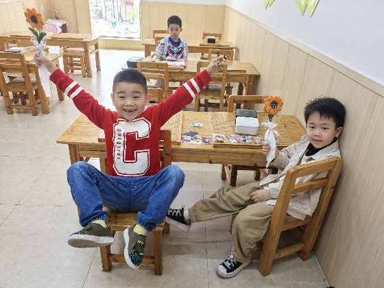 6、其中，棋院在發(fā)放小禮品時(shí)，給咱們小棋手們拍攝了一些照片，一起來看看吧~_副本.jpg