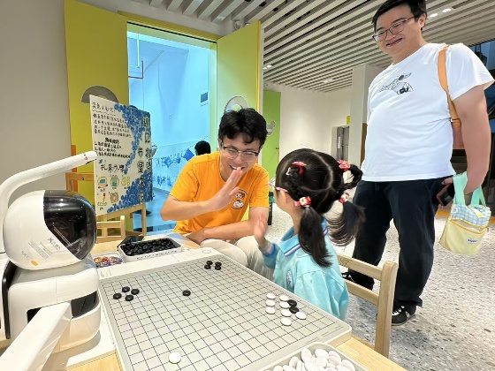 下棋照2_副本.jpg 下棋照2_副本.jpg